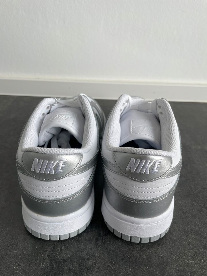 Dunk low Metallic Silver Gr. 36, 36,5, 38,5, in Nürtingen