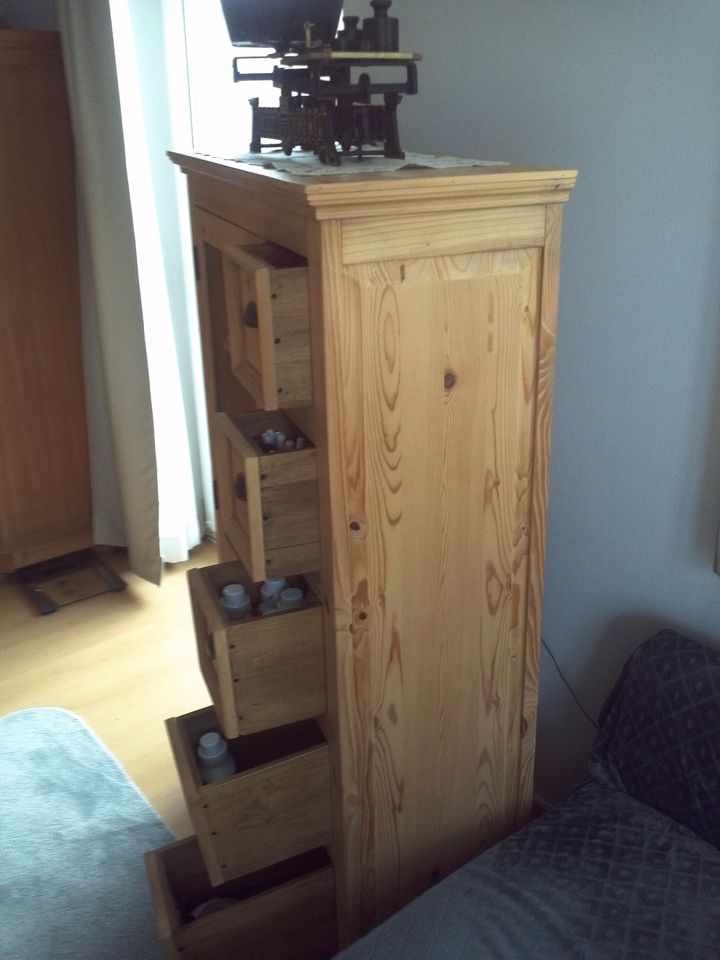 Brotschrank aus Kiefernholz B: 96 cm, T: 39 cm,  H: 148 cm. in Königsdorf