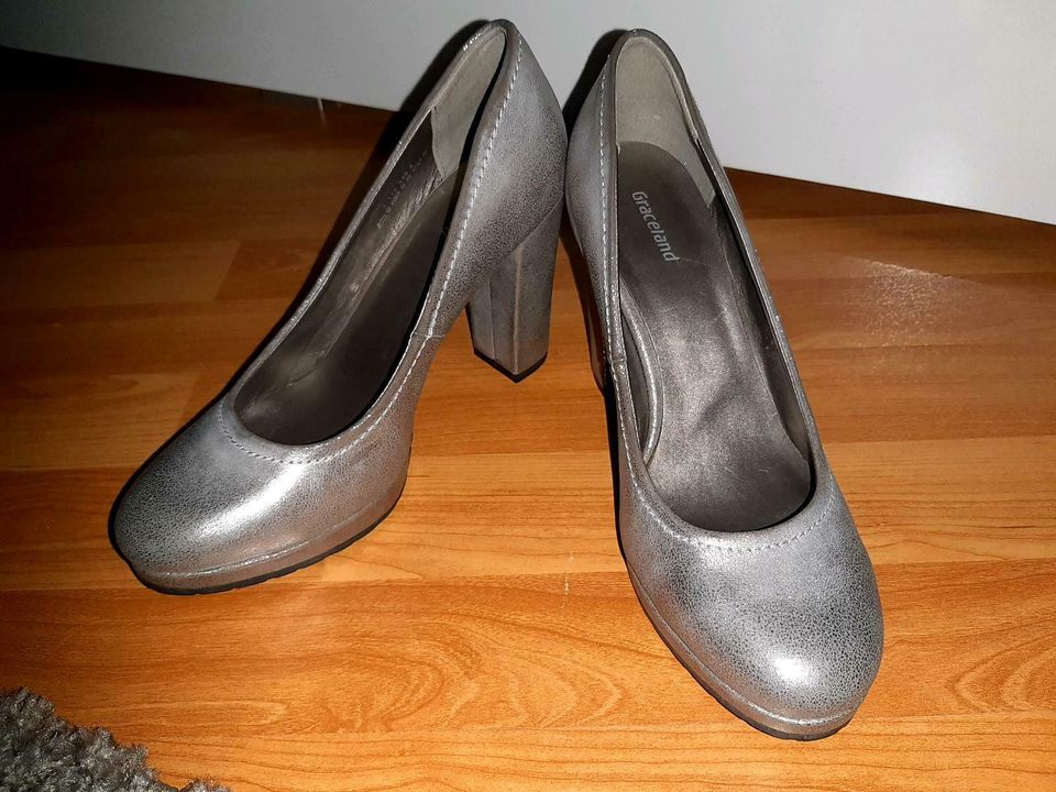 Bequeme silberne Pumps mit Profil in Berlin