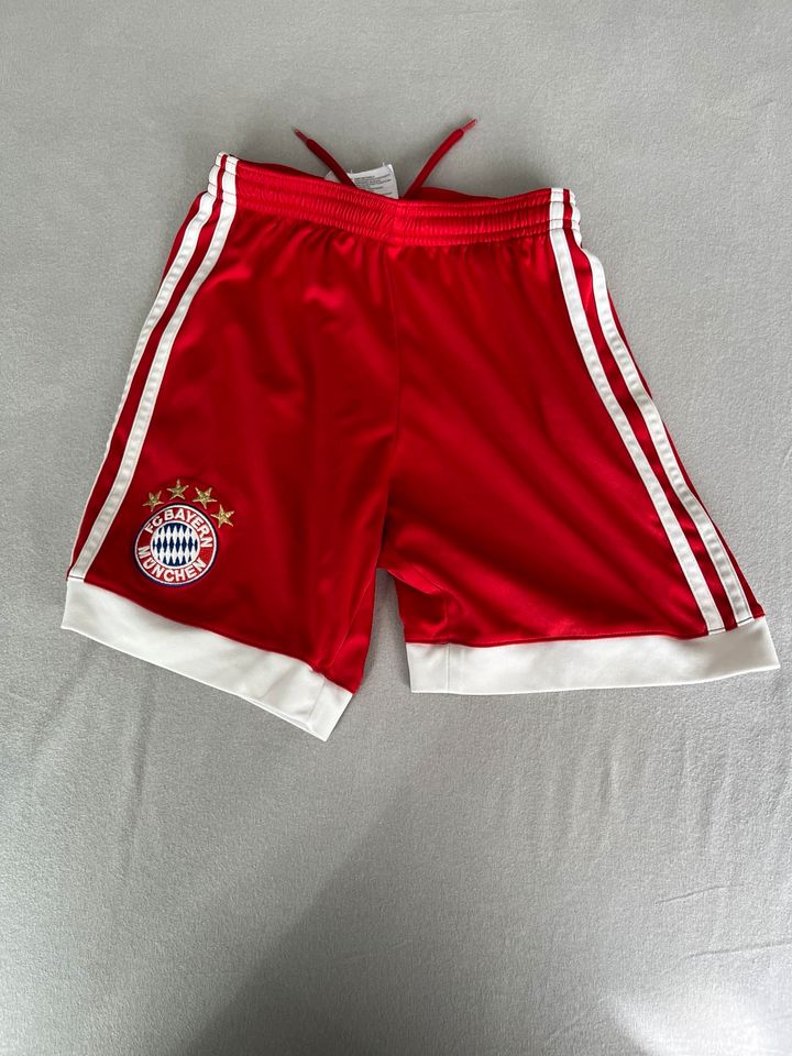 Bayern München Shorts Kinder 140 in Arnsberg