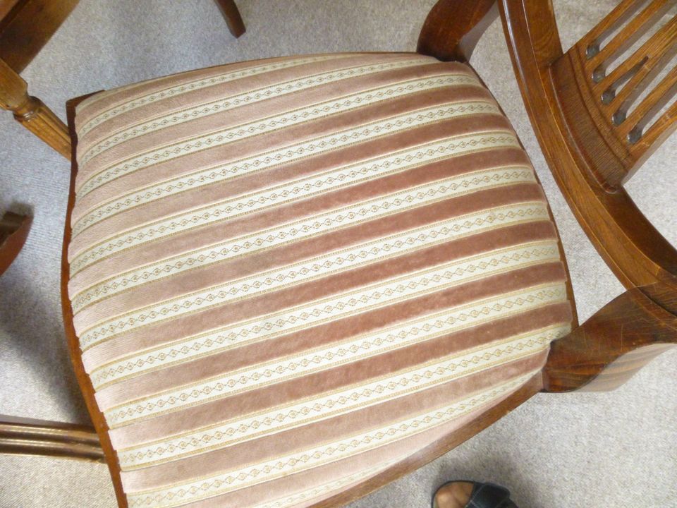 Stil-Möbel-Tisch mit 6 Stühlen    Nussbaum in Bruchköbel