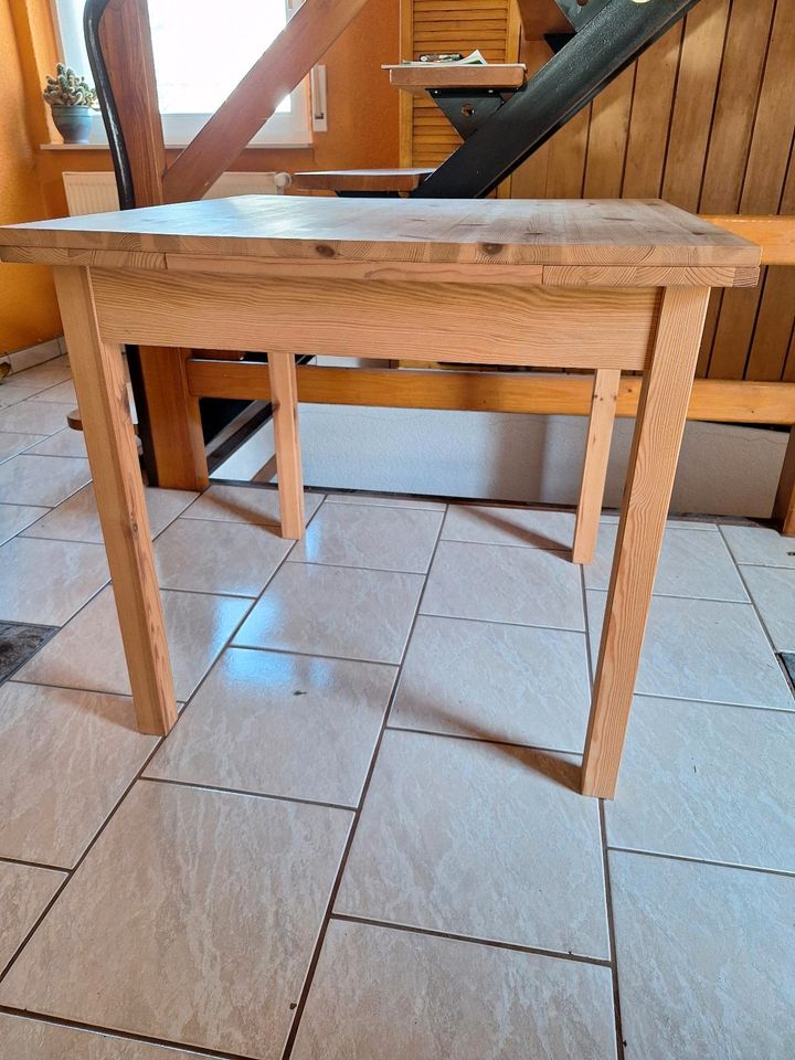 Tisch ausziehbar + 4 Stühle in Mansfeld