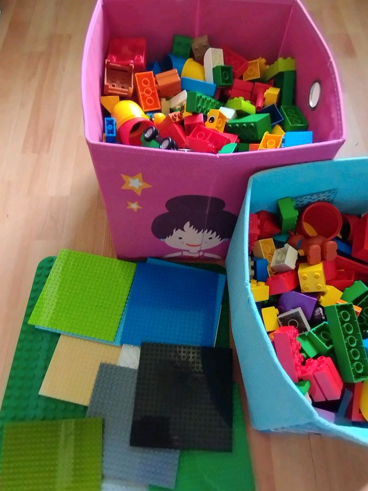 2 Kisten Lego Duplo + Platten in Duisburg