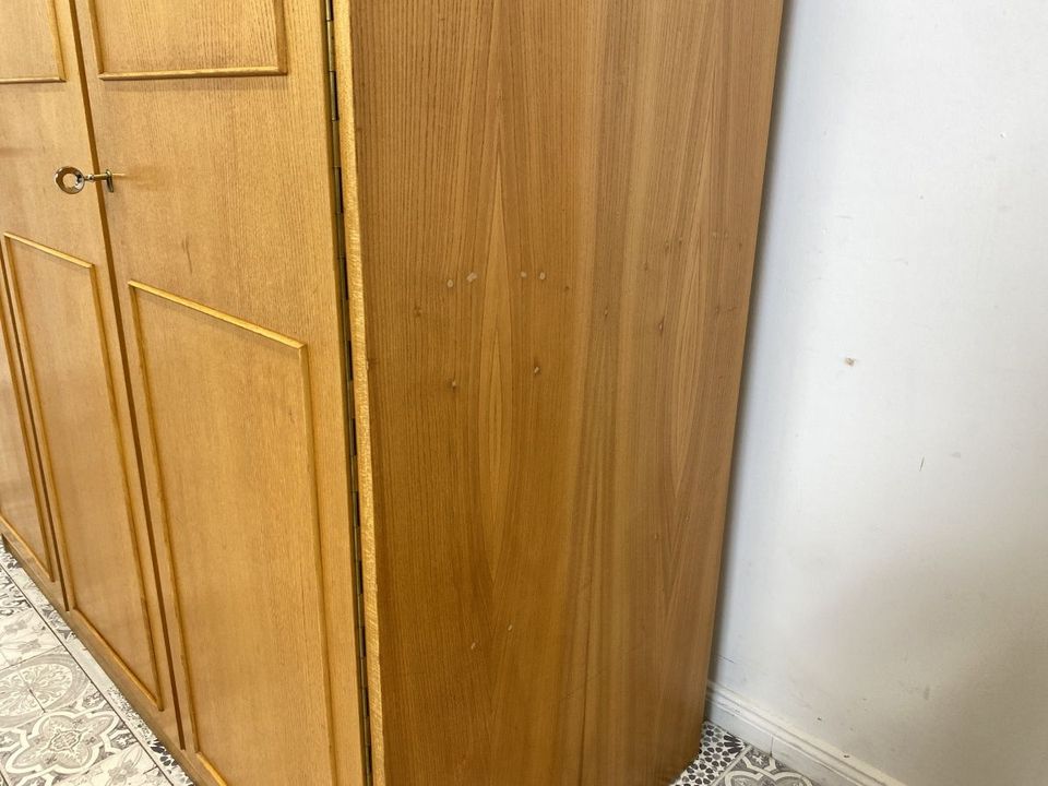 WMK Formschlichter und raumaufhellender Mid-Century Kleiderschrank aus vollem Holz aus 1956 mit Zierleisten und perfekter Aufteilung # Schrank Wäscheschrank Wardrobe Schlafzimmerschrank Retro Vintage in Berlin