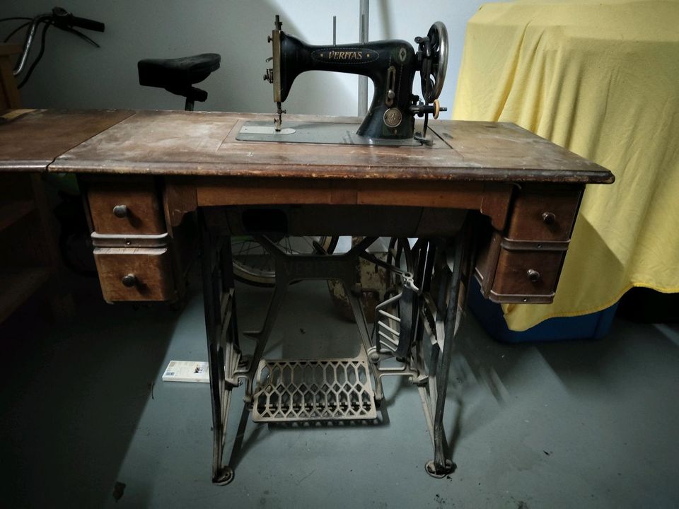 Antike Nähmaschine in Warthausen