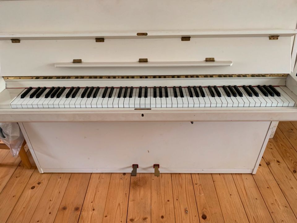 Klavier | gut erhalten mit Renner-Mechanik in weiß in Bremen