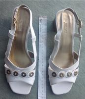 Sandalen Weiß mit Gold und Verzierungen  NEU von Ariane Größe 40 Hessen - Groß-Gerau Vorschau