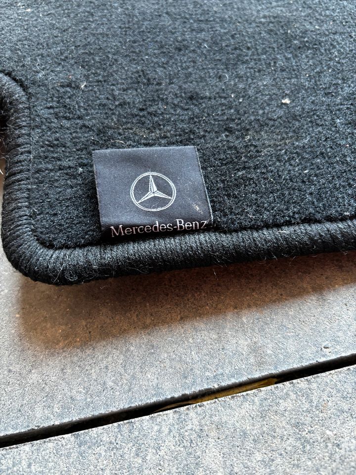Mercedes Benz Kofferraummatte / Teppich 109x96 + Lederschutz in Hammelburg