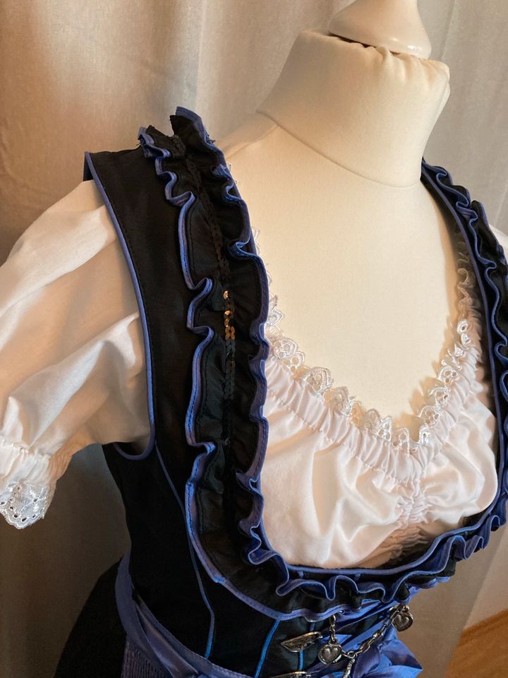 Dirndl/Tracht/Kleid + Bluse + Tasche lila/schwarz/weiß in Tettenweis