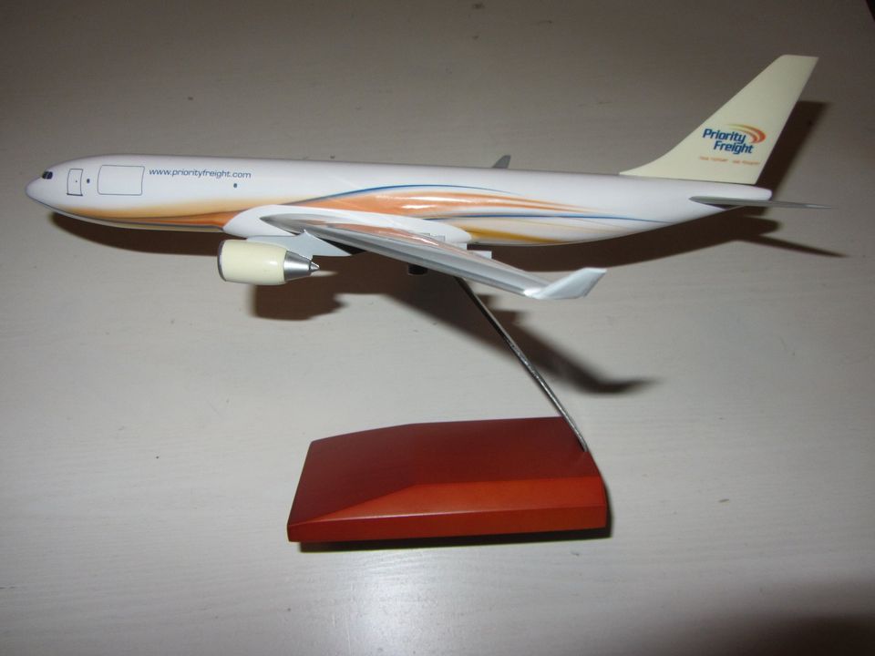 Lupa Modell Flugzeug Airbus A330 1:200 in Herne