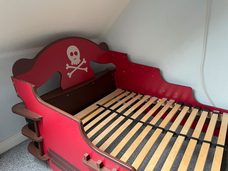 Kinderbett Piratenschiff Lattenrost Matratze Bettgestell in Klanxbüll
