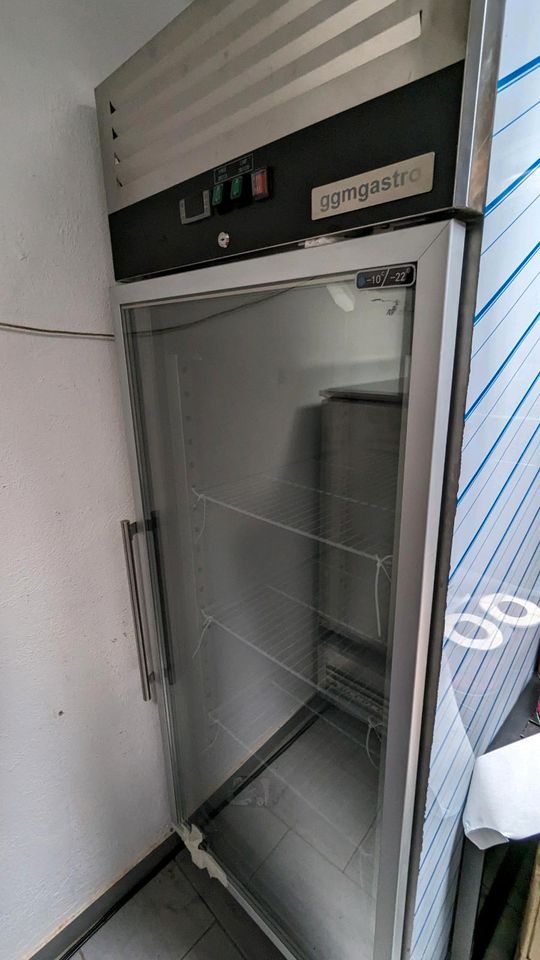 Ggmgastro Tiefkühlschrank TG700GND mit Glastür und Rollen in Fürth