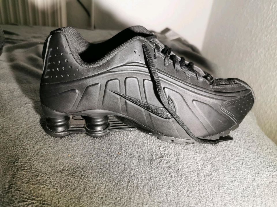 Nike shox r4 black in Ribnitz-Damgarten