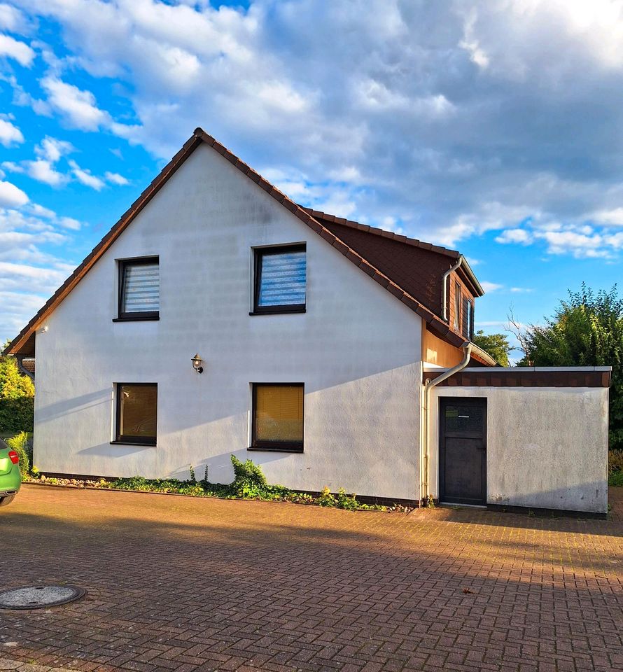 Einfamilienhaus/ehml. Praxisräume und Wohnung in Leiferde