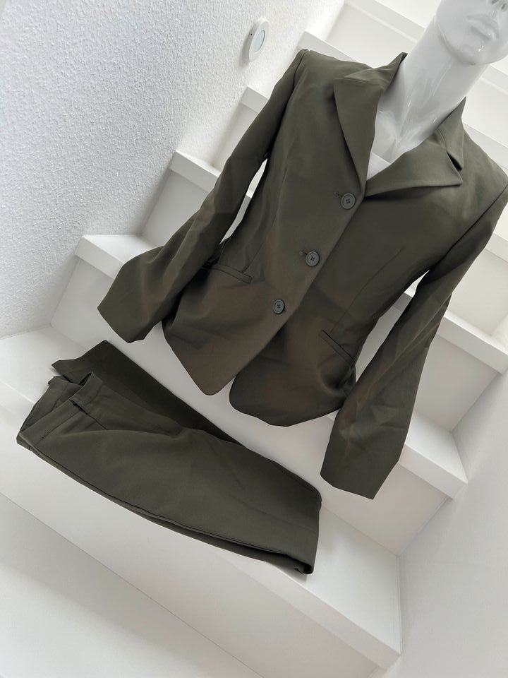 Benetton Hosenanzug Blazer Gr. 40 und Hose Gr. 36 oliv grün in Weil der Stadt