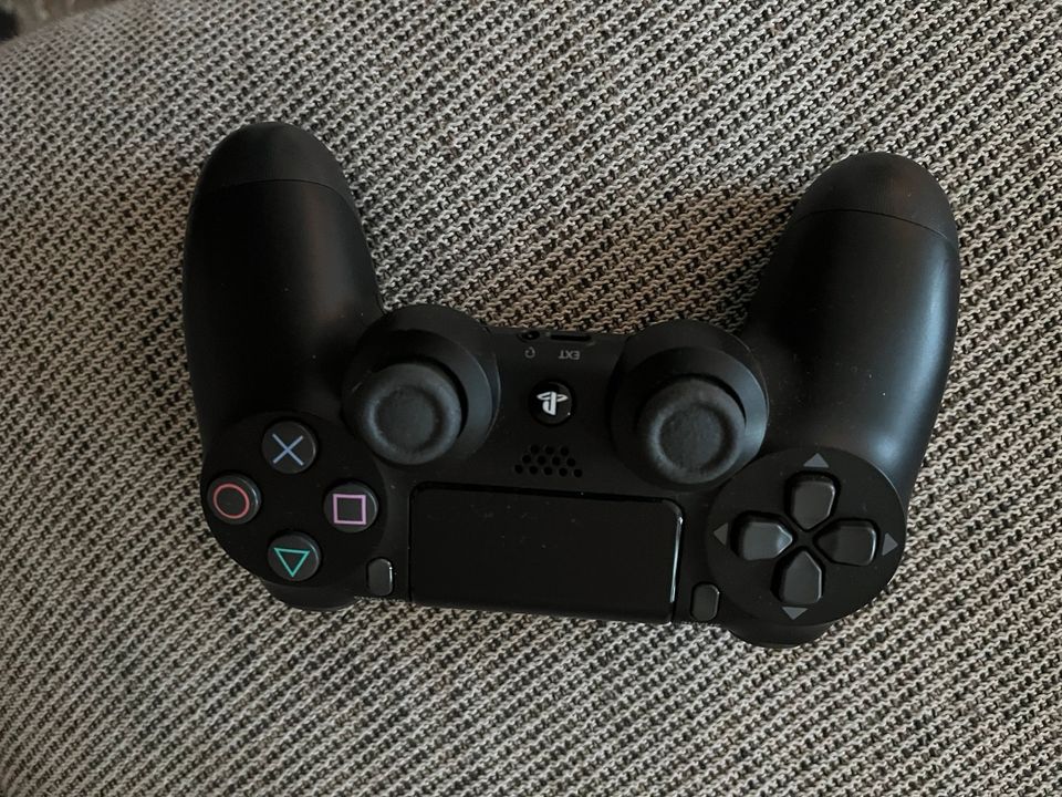 Verkaufe PlayStation 4 Pro (Modell CUH-7116B) mit 2 Controllern in Deggendorf