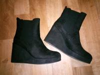 Keilabsatz Stiefeletten 42 schwarz Wildleder Optik Friedrichshain-Kreuzberg - Friedrichshain Vorschau