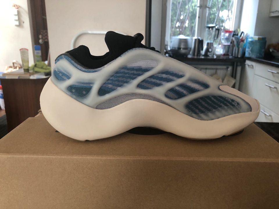 Adidas Yeezy 700 V3 Kyanite Gr. 39 1/3 EU in Berlin