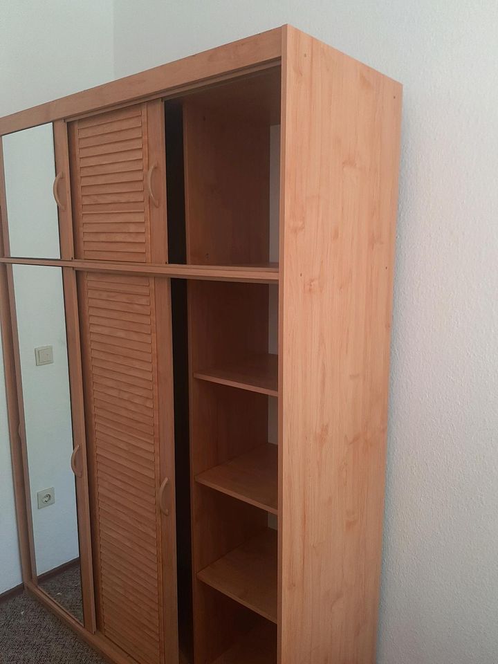 Kleiderschrank mit Schiebetüren + Spiegel in Berlin