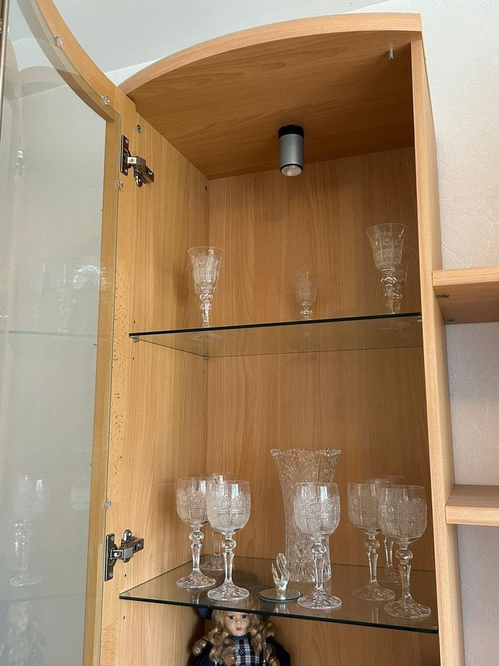 Vitrine Schrank Wohnzimmer zu verschenken! in Regensburg