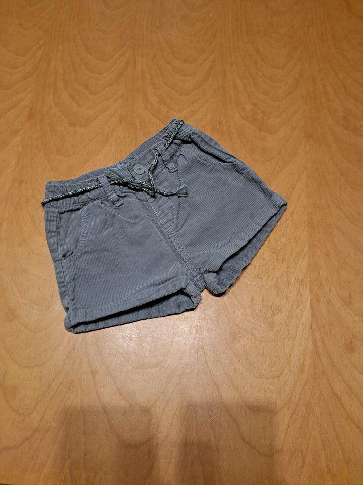 Kurze Cordhose Zara 92 in Solingen