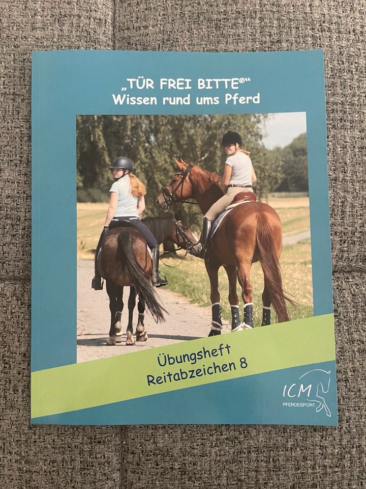 *** Buch Übungsheft Reitabzeichen 8 *** in Harsefeld