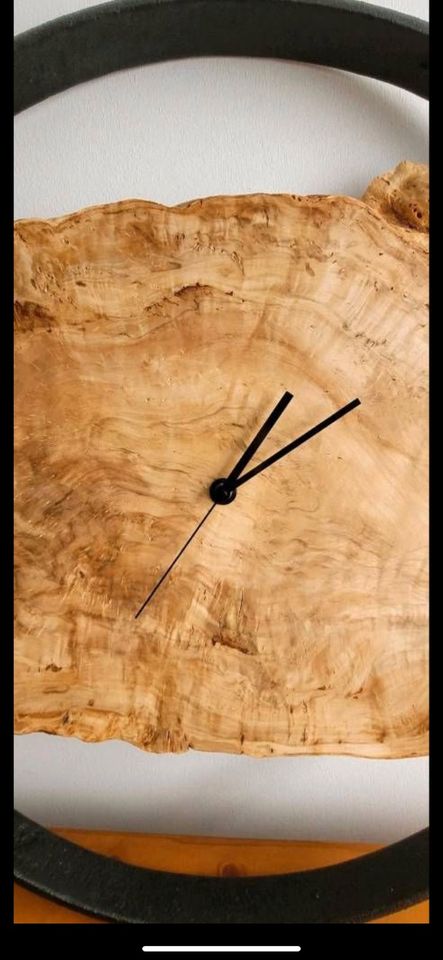 Wanduhr Massiv Holz Eisen in Kandel