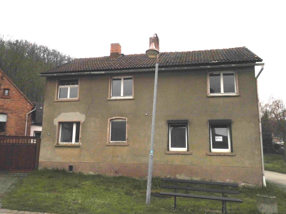 Stark sanierungsbedürftiges Haus mit schönem Grundstück(Bauland) in Arnstein