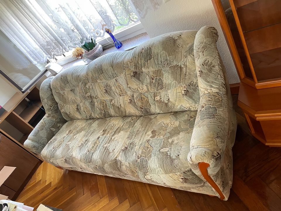 Sofa mit Schlaffunktion und zwei Sesseln in Steinigtwolmsdorf