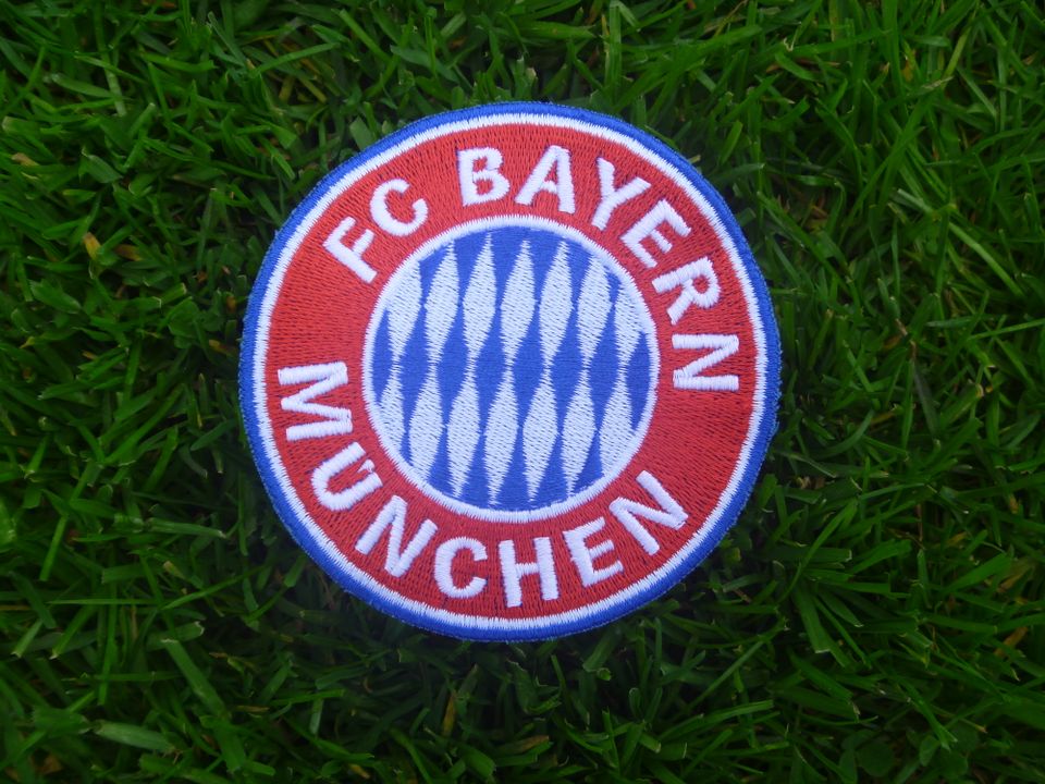 FC BAYERN MÜNCHEN - AUFNÄHER - PATCH (Durchmesser 8 cm) NEU in Apolda