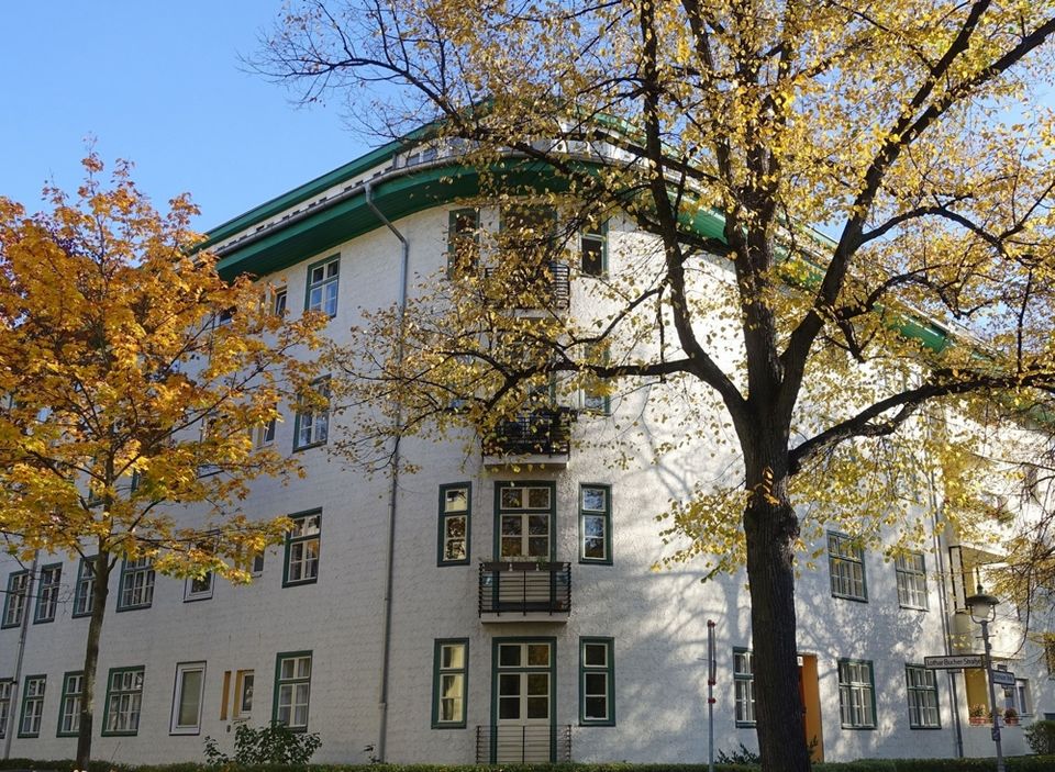 ca. 2,3 % Rendite - Altbauwohnung mit Loggia in Berlin