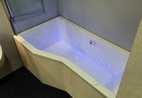 Badewanne 160 x 85 mit Dusche + Badewannenaufsatz + LED Beleuchtung AUSSTELLUNGSSTÜCK 1.290,-€* / NP 3.329,-€ Niedersachsen - Bad Essen Vorschau