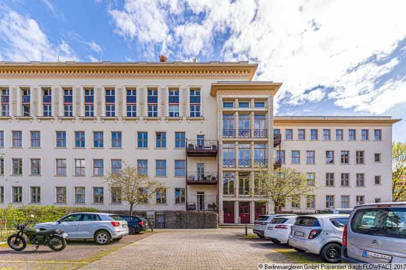 Ready-to-occupy: 2-room flat with balcony and car parking space in Berlin