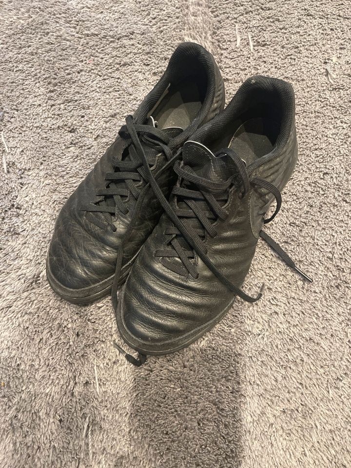 Fußballschuhe Nike Hallenschuhe 40,5 in Landau a d Isar