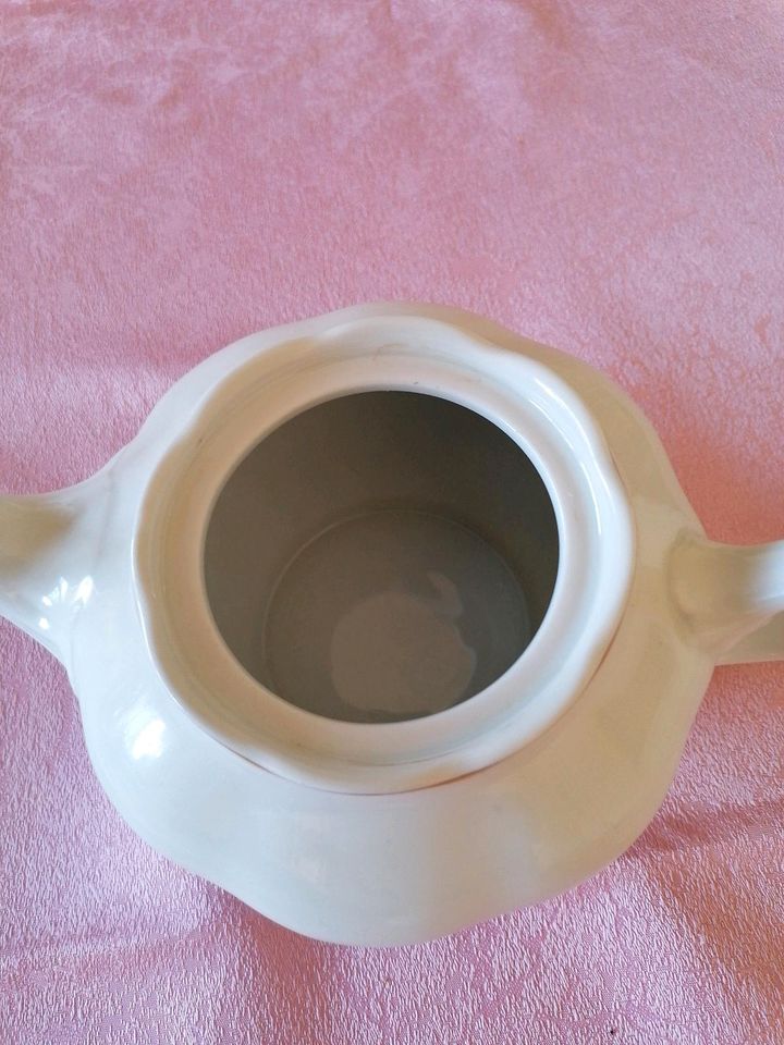 Schöne, weiße Teekanne von Jarolina. in Ihlow