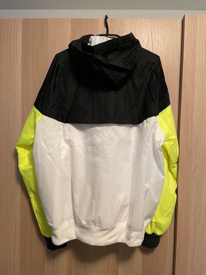 Nike Windbreaker (Gr. M) in Münsing