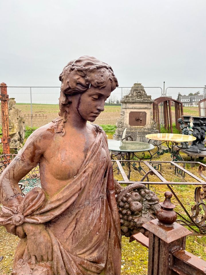 Antik XXL 1/2 Engel Putte Skulptur Figur Steinguß Sockel Garten in Mönchengladbach