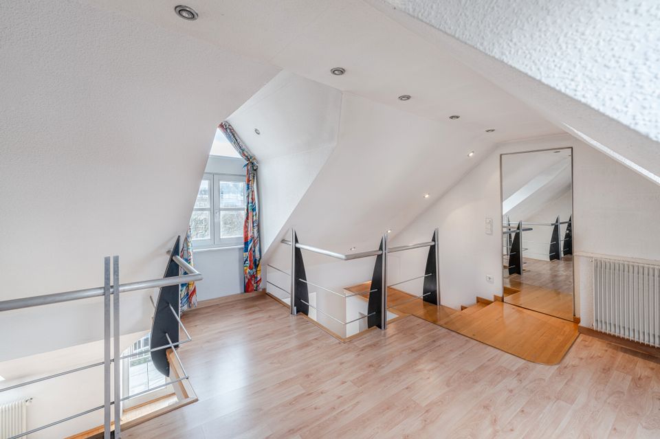 Gemütliche 2-3 Zimmer Galeriewohnung mit EBK, Aufzug und Balkon in gefragter Lage von Oberkassel in Düsseldorf