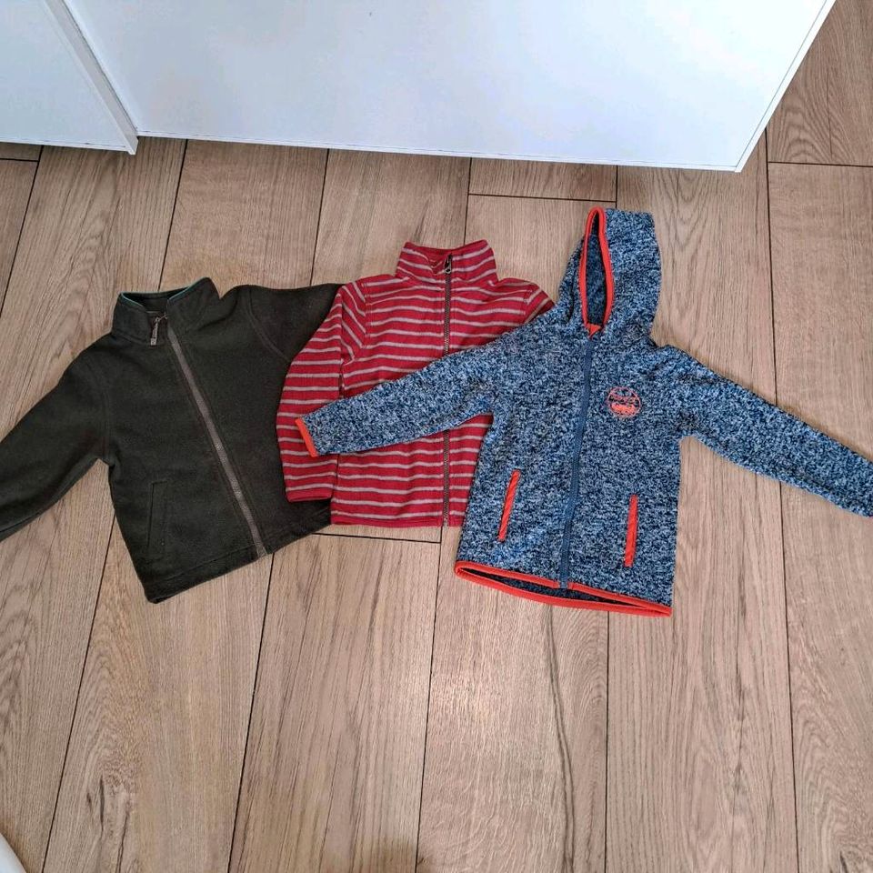 Kleiderpaket Gr. 110/116 Junge Fleecejacke Jeansjacke Strickjacke in Erlau