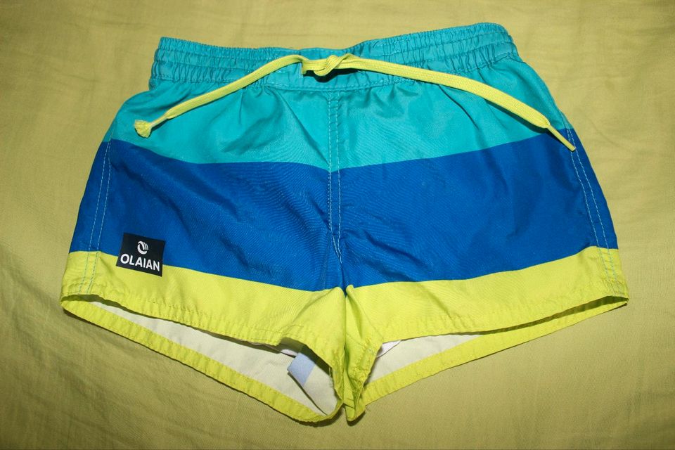 Badehose Schwimm-Shorts Olaian Gr. 104 in Drei Gleichen