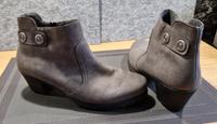 Schicke graue Damenstiefelette mit coolen Nieten von Rieker Hessen - Niddatal Vorschau