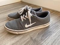 NIKE / Stoff Schuhe / grau / Gr. 40 (US7/UK6) / guter Zustand Nordrhein-Westfalen - Ascheberg Vorschau