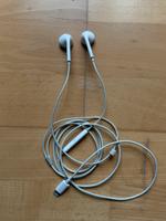 Original Apple EarPods (Lightning Anschluss), gebraucht Friedrichshain-Kreuzberg - Friedrichshain Vorschau
