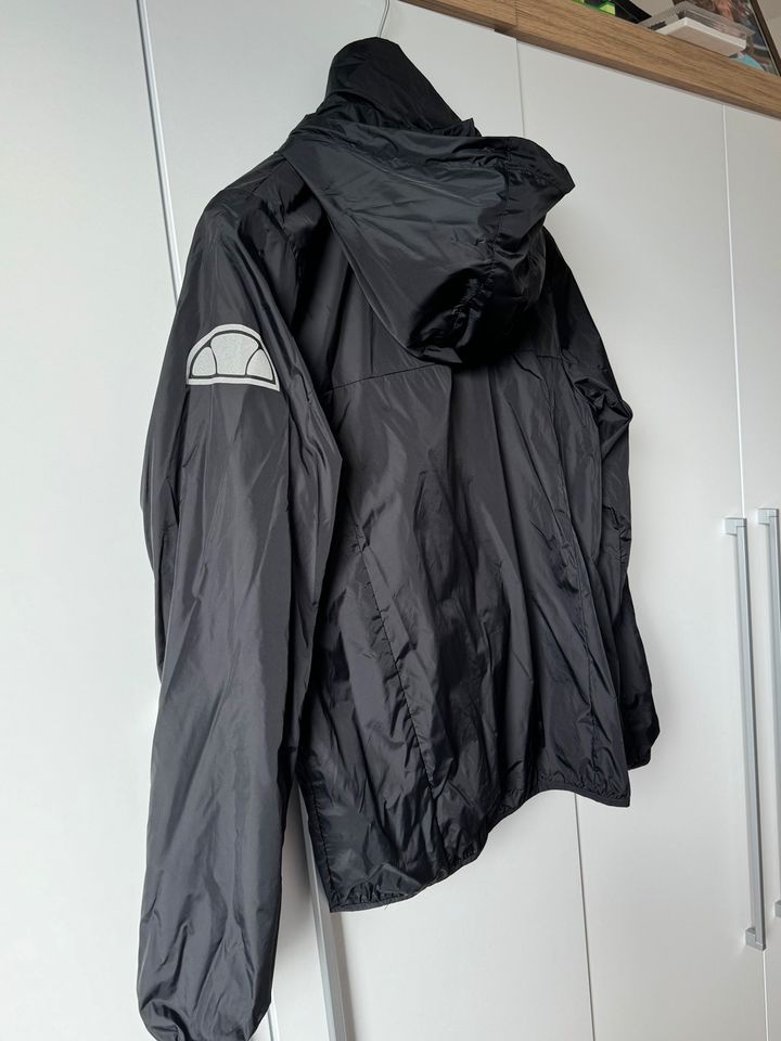 ellesse Schwarze Regen-Jacke zum Überziehen reflektierendem Logo in Leverkusen