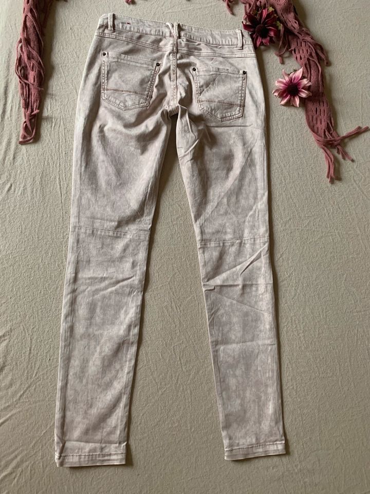 Beige altrosa Röhrenjeans von S. Oliver, Größe 36 in Delingsdorf