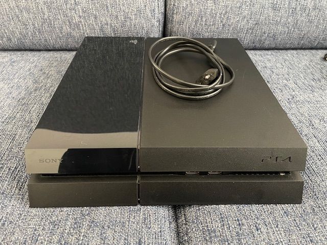 Sony Playstation 4 500GB matt schwarz inklusive Zubehör in Dorsten