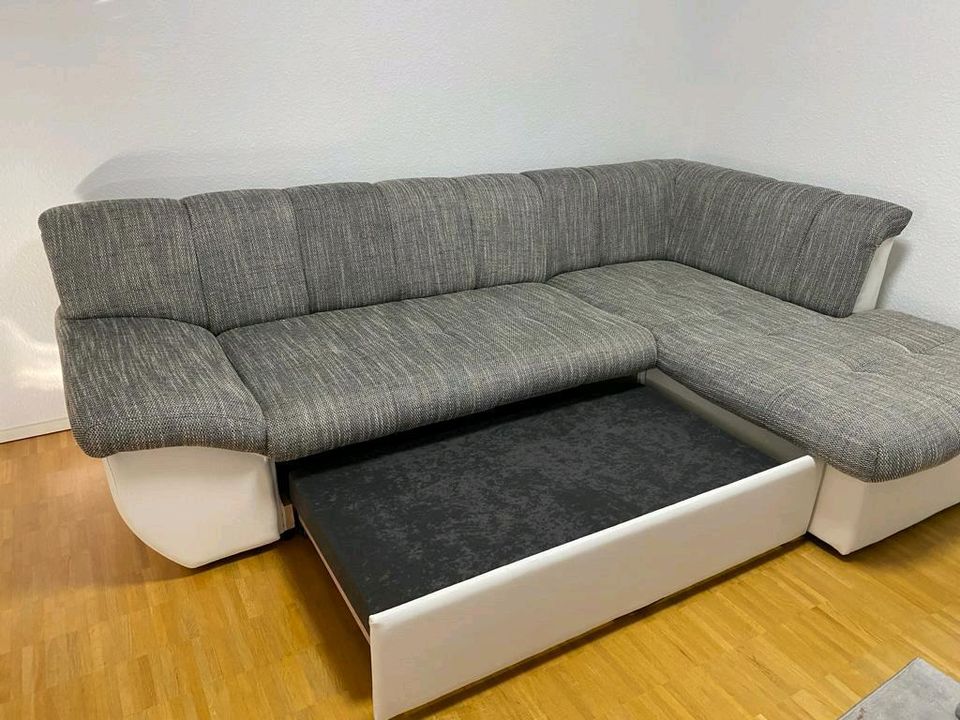 Sofa (grau & weiß) mit Kunstleder und Stoff + Schlaffunktion in Stuttgart