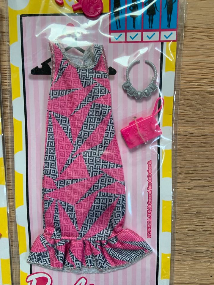 Neu OVP Barbie Kleidung je Set 10€ in Hemdingen