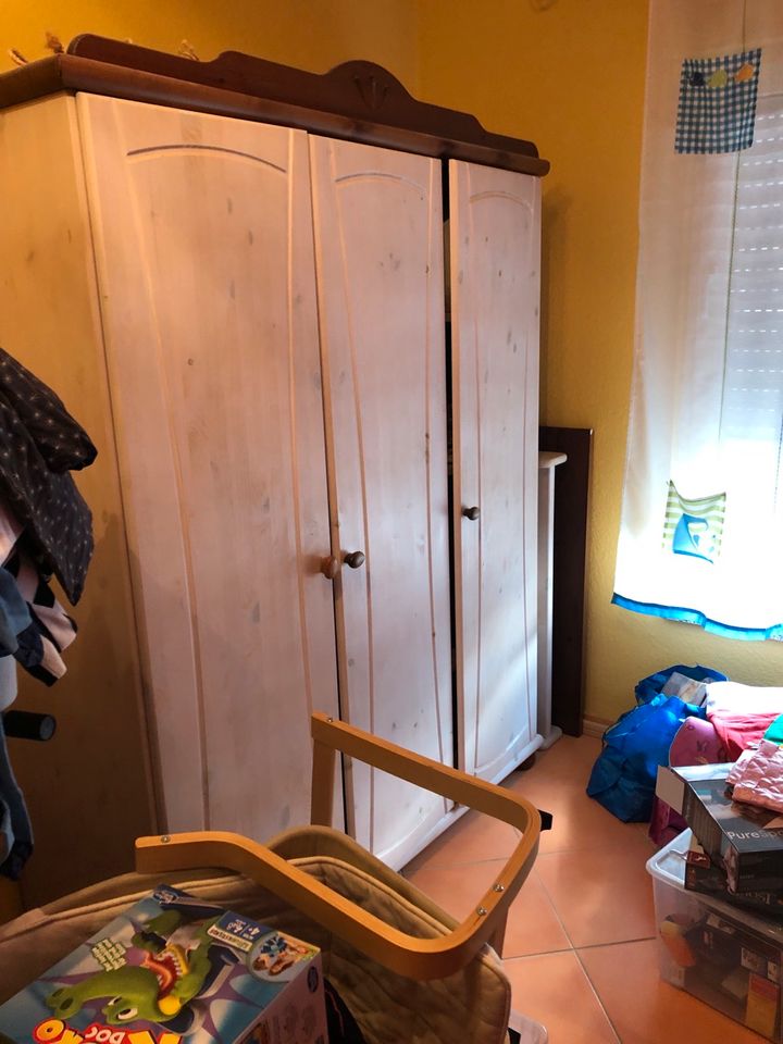 Kinderzimmer Baby Schrank Bett Kommode Regal in Krefeld