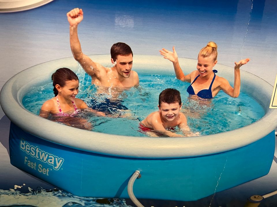 Pool 2,44mx66cm Bestway mit Plane in Büdingen